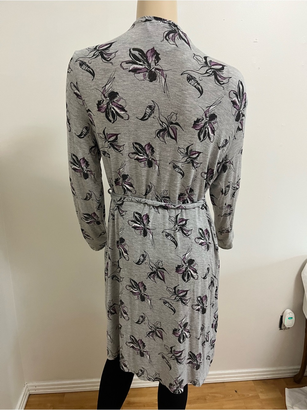 La Vie En Rose Grey Floral Wrap Robe with Purple Accents - Picture 2 of 2